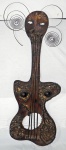 ANONIMO - Escultura em ferro fundido representando corpo feminino no formato de violão. Med.: 156x50cm.