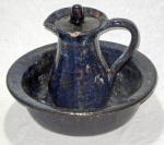 Bacia e gomil em cerâmica esmaltada na cor azul. (1 bicado na borda). Med.: Bacia: 10x37cm. Gomil: 18cm.