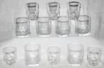 Seis copos p/ whisky em demicristal, acompanham seis copos p/ coquetel. Med.: 8,5x8cm e 7,5x6,5cm.