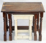 Conjunto de mesas ninho estilo colonial, com pernas torneadas e tampo retangular, falhas na placagem e uma laqueada. Med.: 53x64x40cm e 47x32x27cm.
