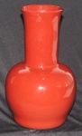 Antigo vaso em porcelana chinesa, provavelmente sangue de boi. Med.: 32x20cm.