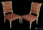 Par de cadeiras francesas em madeira nobre pintada com pernas dianteiras afiladas terminadas em rodinhas, encosto e assento estofado. Med. : 80 x 46 x 56cm.