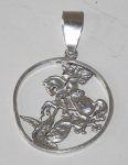 Pingente em prata 950mls representando São Jorge. Med.: 7x4,5cm. Peso: 26g.