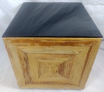 Mesa de canto no formato de cubo com revestimento em bambu e tampa de vidro fumê. Med.: 48x45x45cm.