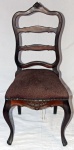Antiga cadeira estilo Chipandelle, em madeira nobre, acento estofado com encosto vazado com recorte. Med. : 99cm x 45cm x 39,5cm.