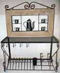 Arte mineira - Suporte de parede para pratos, xícaras e copos em ferro com detalhe em madeira policromada. Med:. 77x61x30cm.