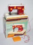 ESTRELA - Mini máquina de costura, acondicionada em caixa original. Med.: 19x30x16cm.