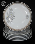 PORCELANA REAL - Seis pratos p/ sobremesa em porcelana branca nacional, com pintura de flores e folhagens e borda adornada em folha de ouro. Med.: 19cm.
