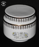 PORCELANA REAL - Açucareiro em porcelana branca nacional, com pintura de flores e folhagens e borda adornada em folha de ouro. Med.: 8x8,5cm.