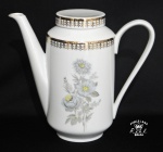 PORCELANA REAL - Bule p/ café em porcelana branca nacional, com pintura de flores e folhagens e borda adornada em folha de ouro. Med.: 19,5x21,5x10cm.