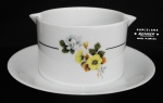 PORCELANA RENNER - Molheira em porcelana branca nacional, com pintura de flores e folhagens em policromia, adornada por filete em folha de ouro. Med.: 8x18cm.