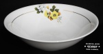 PORCELANA RENNER - Saladeira em porcelana branca nacional, com pintura de flores e folhagens em policromia, adornada por filete em folha de ouro. Med.: 6x21,5cm.