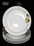 PORCELANA RENNER - Quatro pratos p/ sobremesa em porcelana branca nacional, com pintura de flores e folhagens em policromia, adornada por filete em folha de ouro. Med.: 17,5cm.