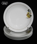 PORCELANA RENNER - Cinco pratos fundos em porcelana branca nacional, com pintura de flores e folhagens em policromia, adornada por filete em folha de ouro. Med.: 22cm.