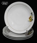 PORCELANA RENNER - Quatro pratos fundos em porcelana branca nacional, com pintura de flores e folhagens em policromia, adornada por filete em folha de ouro. Med.: 22cm.