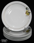 PORCELANA RENNER - Seis pratos rasos em porcelana branca nacional, com pintura de flores e folhagens em policromia, adornada por filete em folha de ouro. Med.: 25cm.