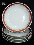 PORCELANA RENNER - Seis pratos fundos em porcelana branca nacional, com borda na cor rouge de fer adornada por flores em folha de ouro. Med.: 22cm.