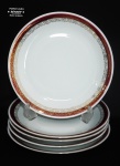 PORCELANA RENNER - Cinco pratos rasos em porcelana branca nacional, com borda na cor rouge de fer adornada por flores em folha de ouro. Med.: 25cm.