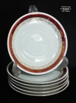 PORCELANA RENNER - Seis pratos p/ sobremesa em porcelana branca nacional, com borda na cor rouge de fer adornada por flores em folha de ouro. Med.: 17,5cm.