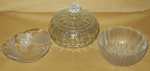 Três peças diversas em vidro prensado. A saber: 1 bowl, 1 bomboniere e 1 petisqueira. Med.: 8x17cm, 15x19cm e 6x19x15cm.