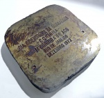 Placa em bronze com inscrições: CIA. SIDERURGICA DA GUUANABARA, - COSIGUA -, 1ª CORRIDA DO AÇO, RIO DE JANEIRO, DEZEMBRO - 1972. Med.: 9x9cm. Espessura: 15mm.