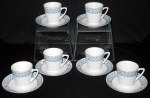 Conjunto c/ 6 xícaras de café em porcelana branca com pintura de flores e formas geométricas na cor azul.