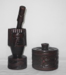 ARTE POPULAR - Conjunto p/ caipirinha em madeira entalhada, a saber: 1 pilão com socador e 1 pote com tampa.