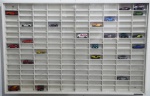 Vitrine p/ coleção de carrinhos Match Box com portas de correr em acrílico. Acompanha 24 carrinhos. Med.: 62,5x96cm.