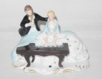 PEDREIRA - Grupo escultórico em porcelana representando casal de pianistas. Chancela do fabricante na base.
