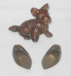 Três peças diversas em bronze. A saber: 1 escultura representando cão e par de miniaturas de sapatos indianos.