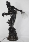 Escultura em bronze representando figura feminina adaptada para luminária com manga em vidro satinê. Peça assinada. Med.: 67x30cm.