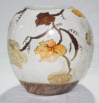 Vaso em porcelana esmaltada com pintura de folhagens , borda com friso dourado. Ao gosto oriental. Med.: 16x25x16cm.