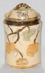 Potiche em porcelana esmaltada com pintura de folhagens , borda com friso dourado. Ao gosto oriental. Med.: 26x16cm.