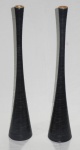 Par de castiçal contemporâneo com revestimento em metal com revestimento em couro na cor preta. Med.: 50cm.