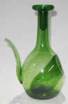 Azeiteira estrangeira em vidro verde com tampa bolacha e biqueira longa. Med.: 28x18cm.