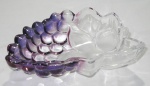 Petisqueira em grosso cristal europeu lapidada no feitio de cacho de uva. Med.: 5x16x20cm.