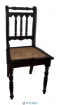 Cadeira em madeira nobre, com encosto vazado e assento em palinha artificial. 