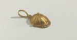 Pingente de ouro no feitio de capacete de jockey com 3 pedras translúcidas incrustadas. Med.: 2cm. Peso: 1,5cm.