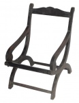 Estrutura de cadeira inglesa em madeira nobre, encosto com recortes ondulados, braços vazados e pernas em meia lua.