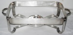 Porta pirex em metal espessurado a prata, com alças laterais e espiriteira. Med.: 12x45,5x24cm.