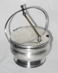 BEL PRATA - Queijeira em metal espessurado a prata, com pequena mossa na tampa. Med.: 11,5cm.