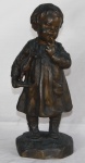 Escultura em bronze representando menino, peça assinada. Med.: 28x12cm.