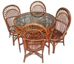 Conjunto de mesa de varanda com 4 cadeiras em ratan e fibras de bambu. Tampo redondo com saia vazada, tampo redondo em vidro. Sinais de uso.Med.:Mesa:80x101x101cm, Cadeira:104x53x49cm.