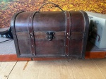 Antiga maleta em couro tacheado no feitio bombê com fecho em metal.