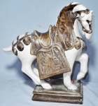 Estatueta em faiança chinesa com policromia representando cavalo. 35cm.