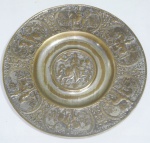 Placa em bronze, representando cavaleiros. Med.:18,5cm.