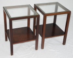 Par de mesas dos anos 1960 mogno com 2 estágios, sendo o tampo superior de vidro. Med.: 57x40x40cm.