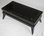 Mesa de centro em madeira nobre laqueada de preto com tampo retangular com chinoiserie e pernas arqueadas, uma delas lascada nos pés. A mesa encontra-se como mostra as fotos. Med.: 39x89x44cm