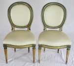 Par de cadeiras medalhão em madeira nobre com pátina, assento de molas, seguindo o estilo de Luiz XVI. Med.: 95x50x50cm.