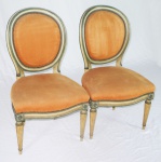 Par de cadeiras medalhões estilo francês com guarnições em metal dourado e pernas sulcadas. Med.: 90x50x52cm.